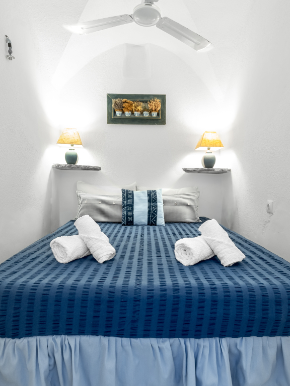 Barbarossa Suites "Bougainvillea" with stunning views in Santorini